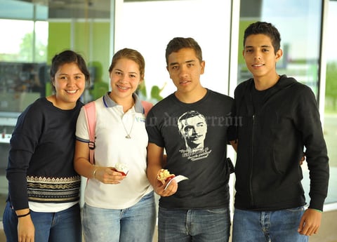 11092016 UNIVERSITARIOS.  Menali, Julia, Alejandro y Francisco.