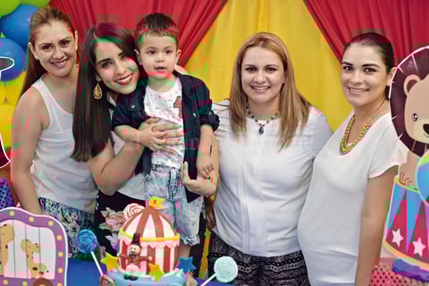 11092016 CELEBRAN SU CUMPLE.  El pequeño Sebastián cumplió dos años de vida, por lo que fue festejado por sus familiares y amiguitos. Lo acompañan en la fotografía: Mónica, Mandy, Mayte y Jaqueline.