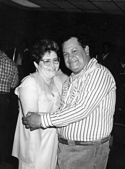 11092016 Sra. Graciela Lara de Rivera y Sr. José Luis Rivera Chairez recibiendo el Año
Nuevo de 1989.