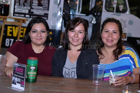 14092016 SE DIVIERTEN.  Liliana, Cristy y Ana.