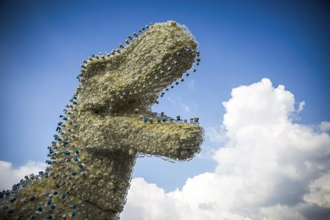 BUDAPEST (HUNGRÍA).- Detalle de una escultura de un dinosaurio que forma parte de la edición novena del festival de arte visual contemporraneo 'Art Moments' (Momentos de Arte) en una plaza de Budapest, Hungría. La instalación de 4 metros de altura está hecha de botellas de cristal y es obra de un grupo de estudiantes universitarios de arte basados en las obras de los escultores húngaros George Kovach y Gyorgy Szasz. EFE