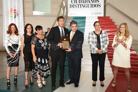 José Francisco García Camacho recibió el “Trofeo Niños Héroes de Chapultepec Capacidades Diferentes”,