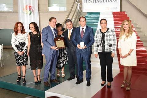 La “Medalla de Oro” fue para Eduardo Tricio Haro que fue recibida por sus hermanos José Antonio y Rafael Tricio Haro.