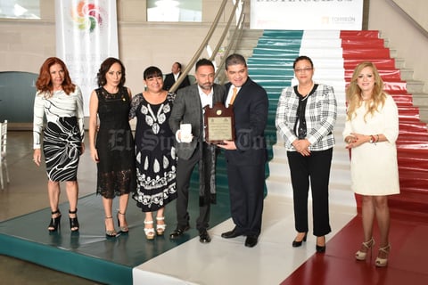 El volcalista del grupo Camila fue reconocido como ciudadano distinguido de Torreón.