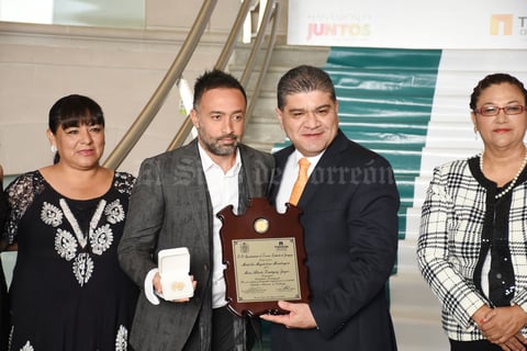La “Medalla Magdalena Mondragón”, la recibió Mario Alberto Domínguez Zarzar, mejor conocido como Mario Domm del Grupo Camila.