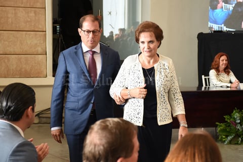 A nombre de los destacados torreonenses, Ana María Martín Bringas, expresó: "Quiero agradecer al presidente... muchísimas gracias por esta presea, inmerecida, pero muy agradecida".