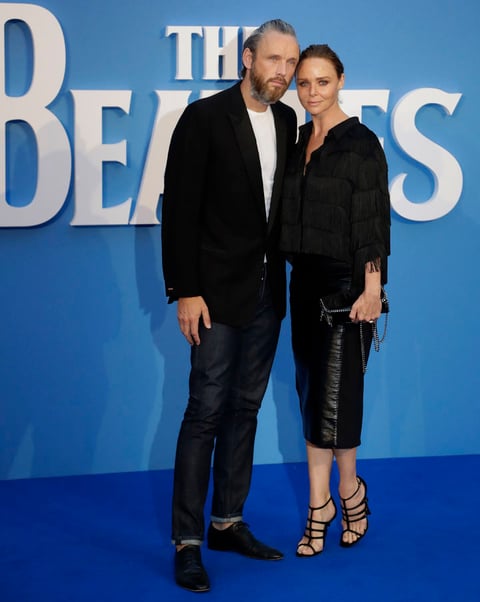 La diseñadora de modas Stella McCartney acudió a apoyar a su padre.