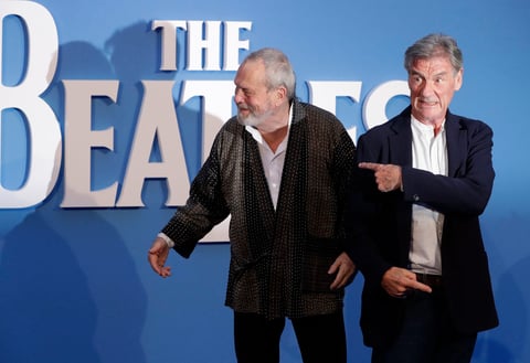 Los comediantes Terry Gilliam (i), y Michael Palin bromean para los fotógrafos a su llegada a la premier mundial.