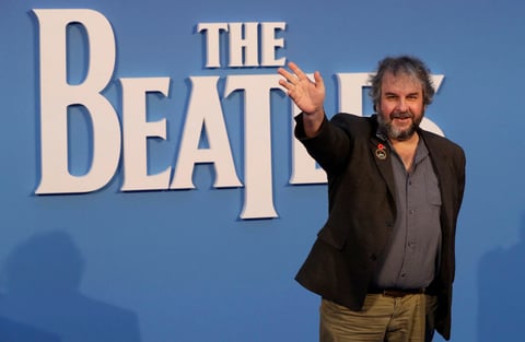 El cineasta Peter Jackson saluda a su llegada al estreno.