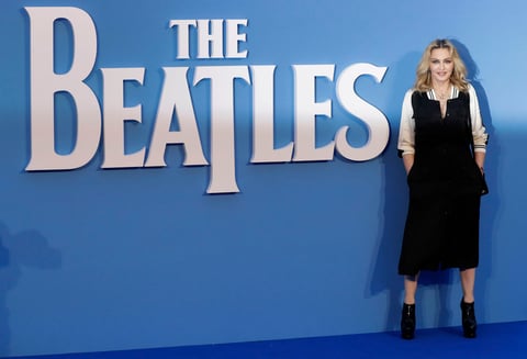 Madonna posa a su llegada a la plaza Leicester.
