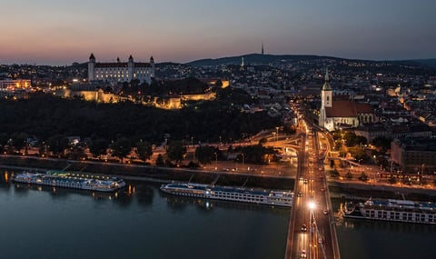 BRATISLAVA (ESLOVAQUIA).- Fotografía panorámica donde se ve la torre del Puente del Levantamiento Nacional Eslovaco (UFO Bridge) con el castillo de Bratislava en el fondo, antes de la reunión informal de líderes de estado de los 27 países de la Unión Europea en Bratislava (Eslovaquia). EFE