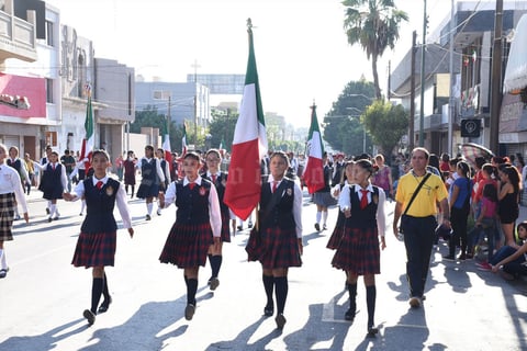Las escuelas secundarias llevaron a sus escoltas en el desfile.