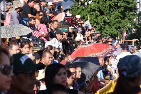 Cientos de familias estuvieron desde antes de las 9 de la mañana para escoger el mejor lugar.