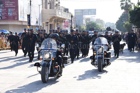 Un grupo de policías municipales desfila por las calles de Torreón.