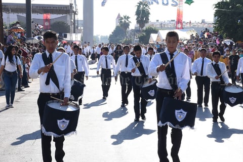 Diversas bandas de guerra se desfilaron en el recorrido.