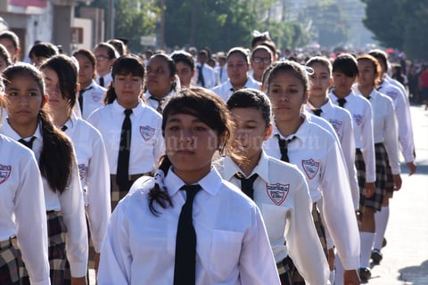 Las escuelas de Torreón desfilaron por las calles.