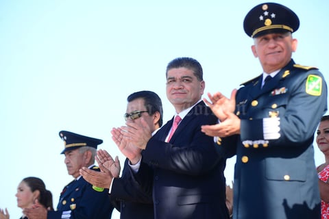 El alcalde Miguel Riquelme Solís, acompañado de integrantes del Cabildo de Torreón y el comandante de la XI Región Militar, Uribe Toledo Sibaja, encabezaron la parada cívica.