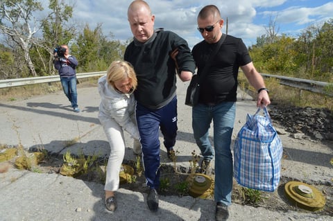 Schastye (Ucrania ).- Las autoridades ucranianas ayudar a Vladimir Zhemchugov (C), un prisionero de guerra ucranianos para cruzar una línea de minas, durante un intercambio de prisioneros cerca de la ciudad de Schastye, región de Lugansk, Ucrania. Un ex militar de Ucrania y un ex representante misión de la ONU fueron liberados por los rebeldes pro-rusos, mientras que cuatro ex rebeldes pro-rusos fueron puestos en libertad por Ucrania al mismo tiempo. EFE