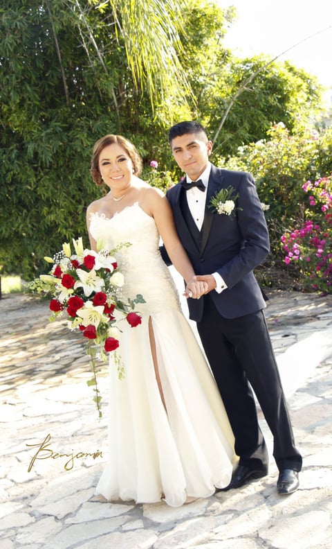 18092016 L.C.P. Leticia Alejandra Galindo Macías y L.E.F. Luis Carlos Gómez Carrillo contrajeron nupcias recientemente en la Capilla San José de Ciudad Lerdo, Durango. Fueron acompañados por sus padres: L.E.F. Leticia Guadalupe Macías de Galindo y M.V.Z. Miguel Alejandro Galindo Galindo; Profra. Cecilia Ivonne Carrillo de Gómez y C.P. Lorenzo Gilberto Gómez Delgadillo. - Benjamín Fotografía.