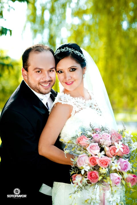 18092016 Eduardo Homero Ibarra Estrella y Ana Cristina González Aguilar llegaron al altar de la Iglesia de la Medalla Milagrosa el pasado 27 de agosto para recibir la bendición como marido y mujer. Oficiando la eucaristía estuvo el Sacerdote Gerardo Zataraín, además de ser
acompañados por sus padres, Luz María Aguilar de González y Ramiro González Castro; María Isabel Estrella de Ibarra y Jesús Ibarra Taboada. - Erick Sotomayor Fotografía.