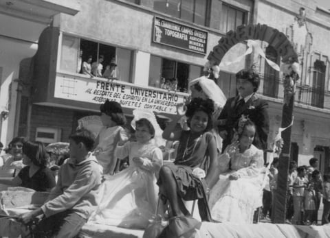 18092016 Desfile de carros alegóricos en 1976. Saludando se ve a Francisco Ortiz Mora, Nadia Gómez Mora (f) y Beatriz Mora de Salinas.