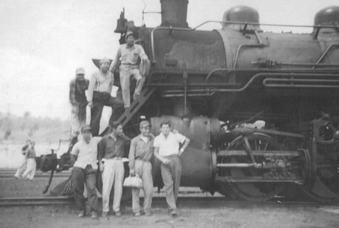 18092016 Foto tomada el 22 de mayo de 1960 en Jalapa, Veracruz, donde aparecen:
Miguel García, Armando Olivo y Manuel Saucedo, ferrocarileros jubilados de Ferrocarriles Nacionales de México.