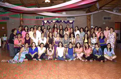 18092016 SERá MAMá.  Pamela del Carmen Balderas de López con sus invitadas en el baby shower que le organizaron su mamá, Sanjuana Calleros, y sus hermanas, Claudia y Eréndida.
