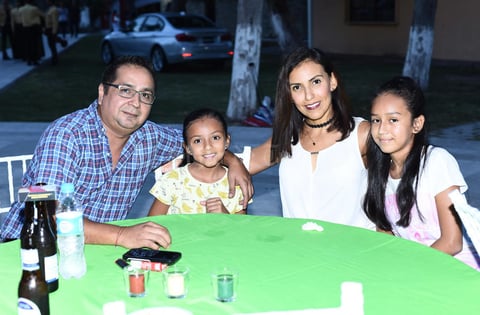19092016 Juan Carlos, Karla, Vale y Vicky Calvillo.