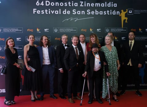 El director Johannes Nyholm (3i), los actores Christian Andrén (3d, delante), Johan Kylén (2d, detrás), Anna Bjelkerud (3d), los productores Maria Dahlin (4d) y Peter Hyldahl (6i, detrás), y el director de fotografía, Johan Lundborg (d), durante la presentación de Jäten en la 64 edición del Festival Internacional de Cine de San Sebastián, donde compite en la sección oficial.