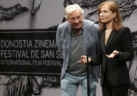 La actriz francesa Isabelle Huppert y el director holandés Paul Verhoeven, durante la presentación de su película ELLE, incluida en la sección "Perlas", durante la 64 edición del Festival Internacional de Cine de San Sebastián.