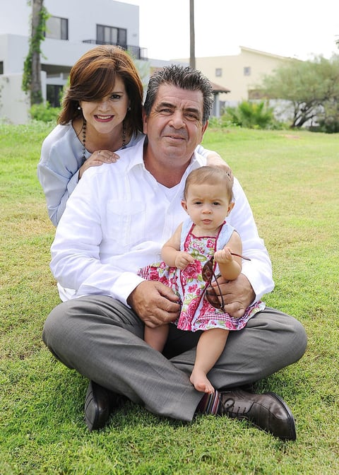 Arturo y Anabel con su nieta Marijose