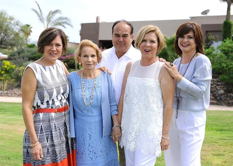 En compañía de su mamá y sus hermanos