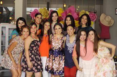 Con sus amigas