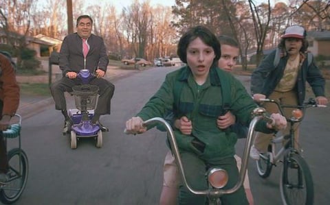 También apareció junto a los chicos de Stranger Things.