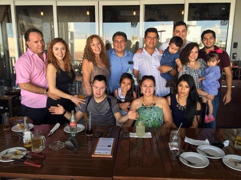23092016 FESTEJÓ SU CUMPLEAñOS.  Familiares de Luis Buñuelos lo acompañaron en la celebración que se realizó por cumplir un año más de vida, la reunión se llevó a cabo en un restaurante de la ciudad.