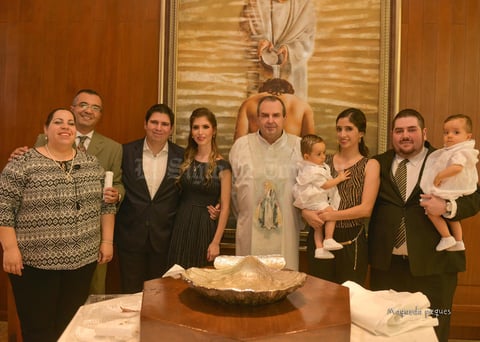 24092016 Los padrinos de José Luis: Francisco Gerardo Velasco Landeros y María Cristina Nava Ramírez; padrinos de José María, Ernesto Valenciana Martínez y Rosa Mayela Plascencia Martínez. Sacerdote Carlos Martínez Sada y los padres de los festejados, José Luis Valenciana Martínez y María Elena Velasco Landeros. - Maqueda Peques