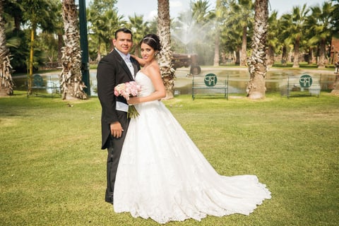25092016 El pasado 16 de septiembre unieron sus vidas en matrimonio ante el altar de la Iglesia de la Virgen María de la Medalla Milagrosa, Sandra Yareli Villarreal Sánchez y Ricardo
Euresti Guerrero, acompañados por sus padres, los señores Sandra Luz Sánchez de Villarreal
y MVZ Armando Javier Villarreal Martínez; Aída Celina Guerrero Covarrubias y
Olegario Euresti de la Rosa.