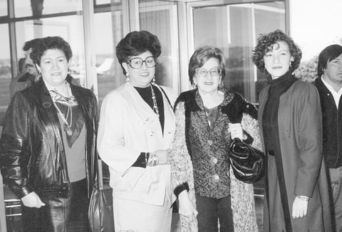 25092016 Juana María Enríquez Mestas, Ma. Asunción Delgadillo de Enríquez
y Lic. Rocío Arreola Enríquez, recibiendo a María del Pilar Vidal de Gutiérrez, en el Aeropuerto de Torreón, Coahuila.