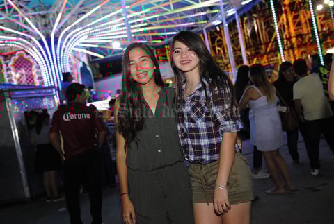 26092016 EN LA FERIA.  Lorena y Daniela.