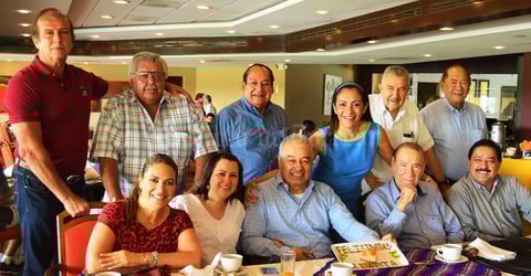 25092016 CELEBRA SU CUMPLEAñOS.  Renata Chapa con amigos del desayuno de los domingos.
