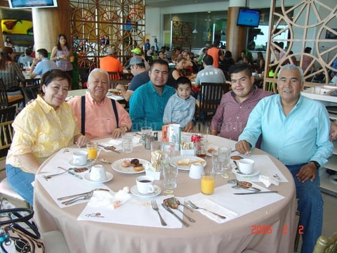 25092016 CONVIVEN.  Héctor León López en familia con Paty León, Julián Argumedo, Héctor Emilio, Julián Andrés y Brunito.