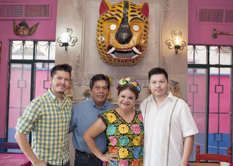 26092016 FELIZ CUMPLEAñOS.  Rosa Nelia Martínez celebró su cumpleaños en compañía de su esposo, Roberto Ayala, y sus hijos, Roberto y Gerardo Ayala.