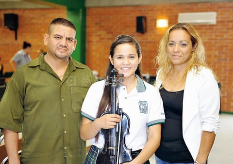 26092016 Brisa Ordaz con sus papás, Edgar Ordaz y Lilia Arellano.