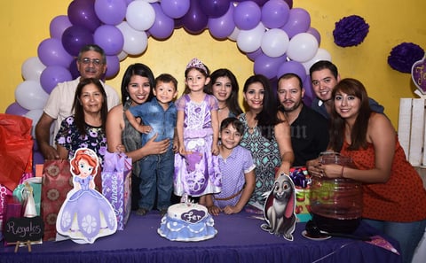 25092016 FELIZ CUMPLEAñOS.  Fernanda Ramírez Sandoval acompañada de sus seres queridos en su fiesta de cumpleaños.