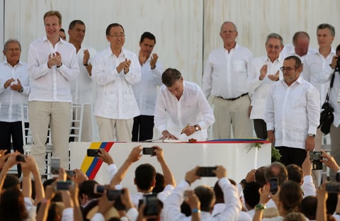 El presidente de Colombia, Juan Manuel Santos, y el líder de las FARC, Rodrigo Londoño Echeverri, alias "Timochenko", firmaron un acuerdo de paz.