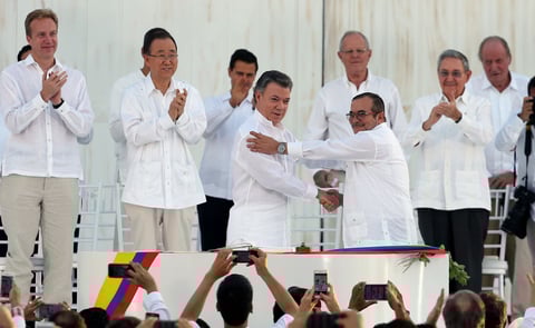 Colombia vivió un día histórico en el que más de medio siglo de guerra interna llegó oficialmente a su fin.