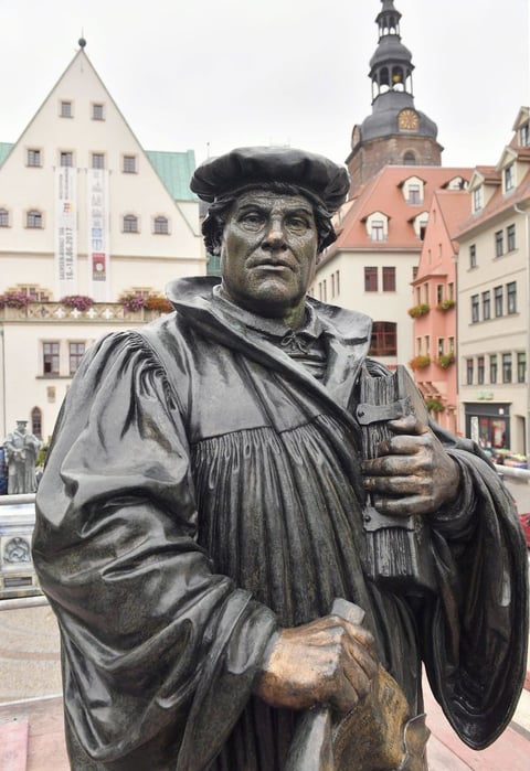 EISLEBEN (ALEMANIA).- La estatua del reformista alemán Martín Lutero es expuesta en la plaza del mercado en Eisleben, Alemania. La escultura de bronce, que pesa alrededor de una tonelada y media, ha sido limpiada y protegida con una capa de cera durante 6 semanas en un taller de la ciudad. El momumento permanecerá cubierto hasta el próximo 30 de septiembre. La escultura fue realizada en 1883 por el escultor Rudolf Siemering en el 400 aniversario del nacimiento de Lutero. EFE