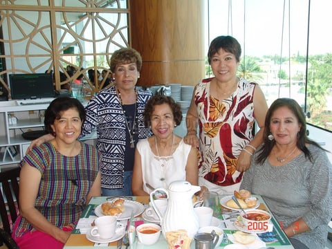 27092016 ENTRE AMIGAS.  Lupita, Bety, Irma, Cuqui y Blanca, ex compañera del Tec Laguna.