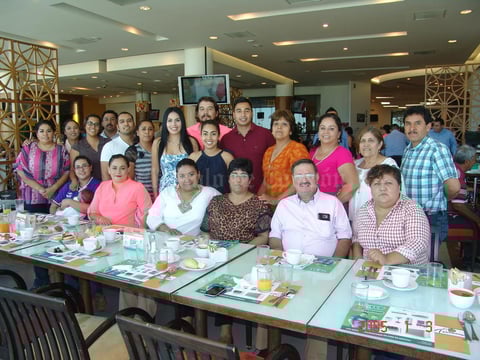 27092016 RECIENTE FESTEJO.  Araceli Ramos García celebró su jubilación con sus compañeros.