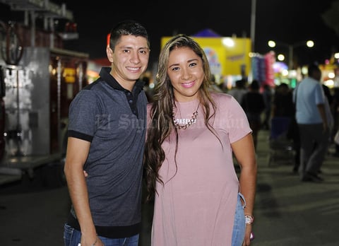 27092016 MUY CONTENTOS.  Aldair y Karen.